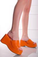 Oranžové pantofle na platformě Romi