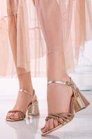 Zlaté sandály na hrubém podpatku Felicia